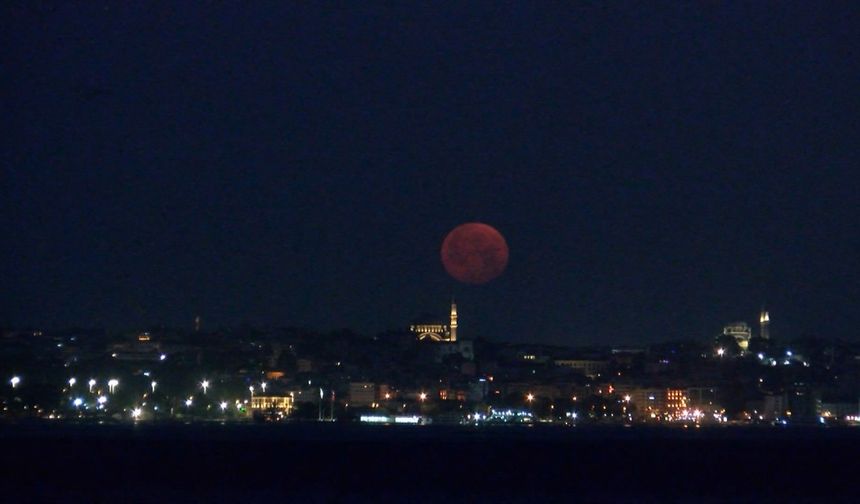 İstanbul- Yazın habercisi 'Çilek Dolunayı', eşsiz görüntüler oluşturdu