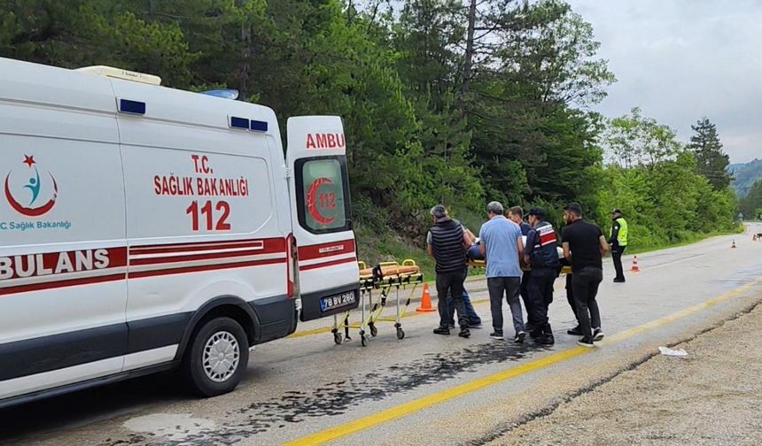 Karabük'te 2 otomobil çarpıştı; 8 yaralı