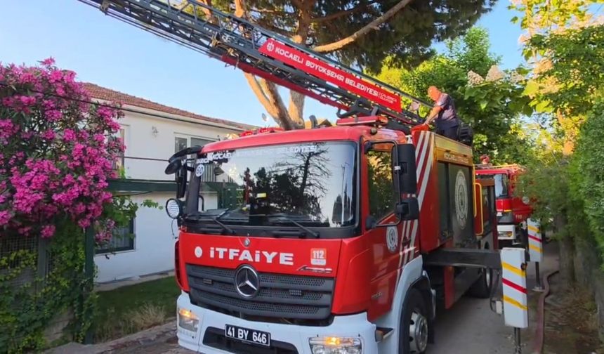 Kocaeli’de 2 katlı yalı alev alev yandı
