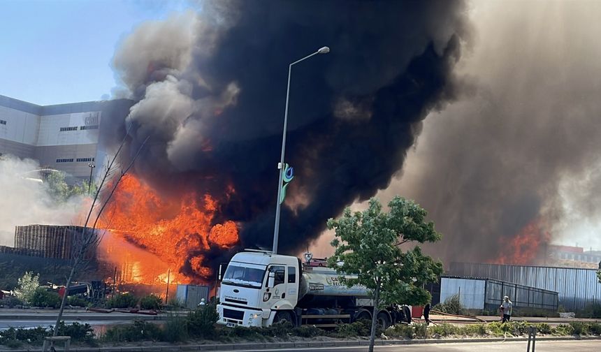 Kocaeli’de palet depolama sahasında yangın / Ek fotoğraflar