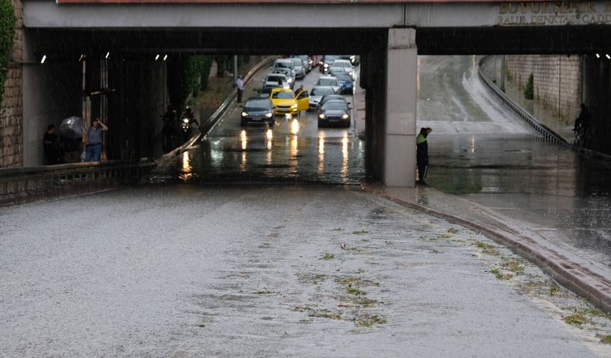 Konya'da sağanak; cadde, sokak ve altgeçitler suyla doldu