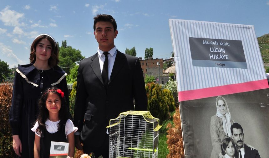 Liseliler, yıl boyu okudukları romanların karakterlerini canlandırdı