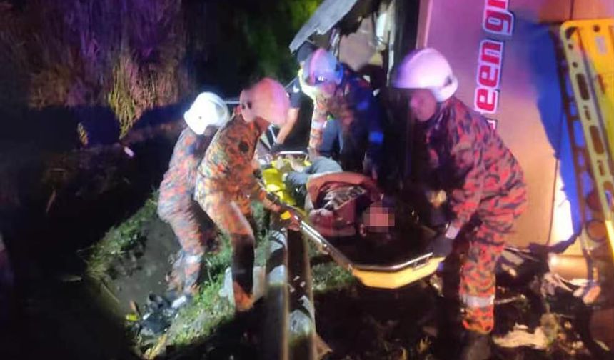 Malezya'da otobüs kazası: 15 ölü