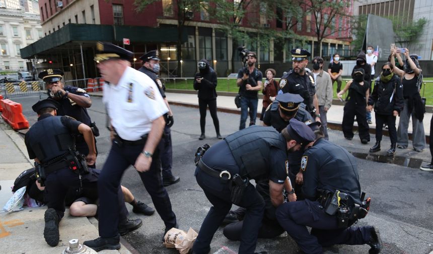 New York’ta, düzensiz göçmenlere destek için düzenlenen protestolarda 65 kişi gözaltına alındı