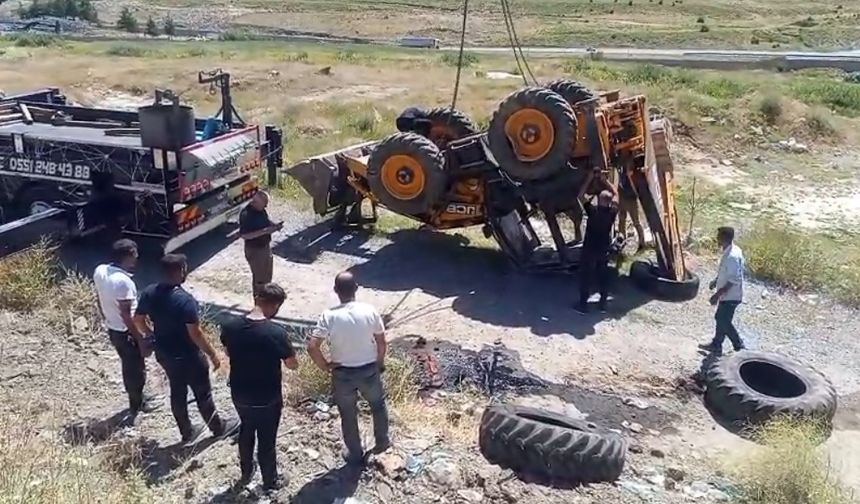 Şarampole yuvarlanan iş makinesinin operatörü yaralandı