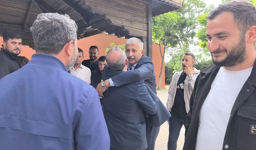 Seçimi kazanan muhtar, yakınlarıyla çiftetelli oynadı