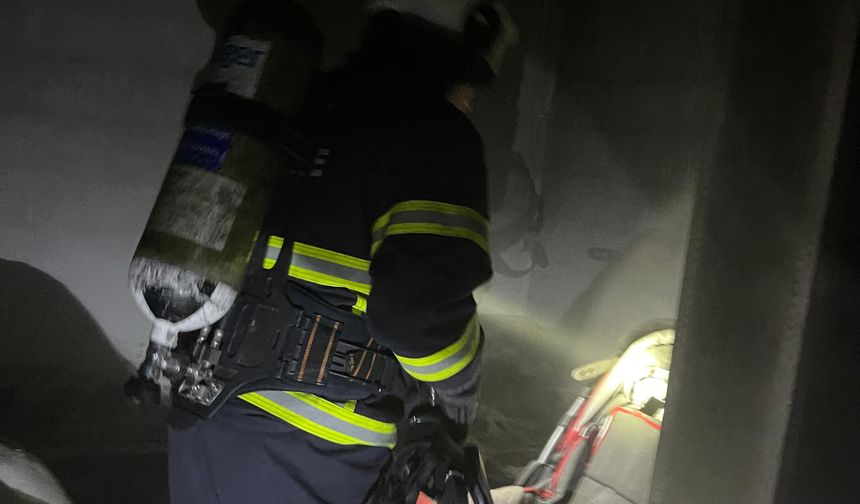 Siirt'te polis lojmanında çıkan yangında 13 kişi dumandan etkilendi