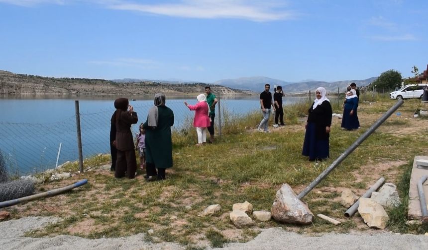 Sulama kanalında boğulma tehlikesi geçiren 2 çocuk kurtarıldı; o anlar kamerada
