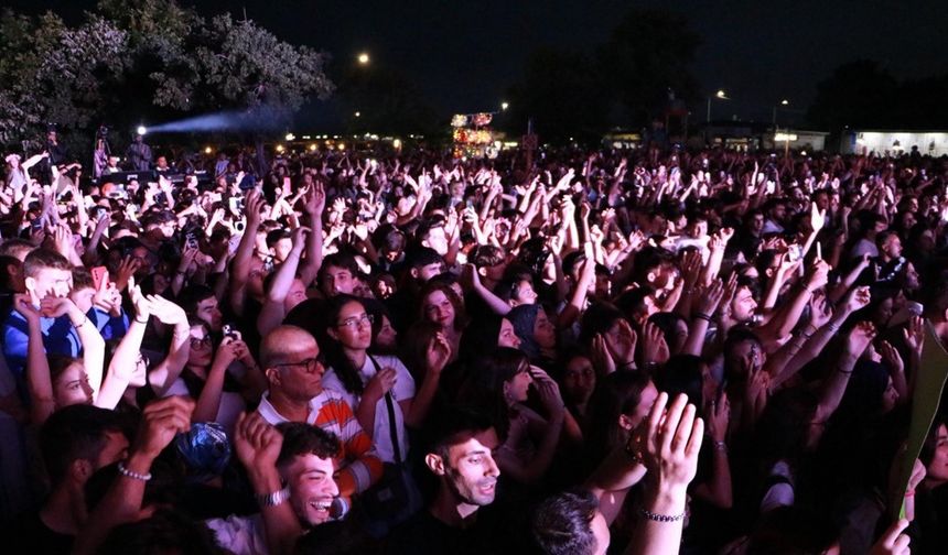 Tekirdağ'da 'Uluslararası Kiraz Festivali'nde Simge Sağın ve Reynmen sahne aldı