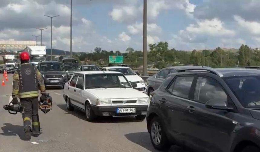 TEM’de yolcu otobüsü ile otomobil çarpıştı; 2’si ağır, 3 yaralı