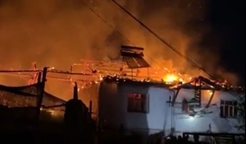 Tokat'ta 2 katlı ahşap evde yandı