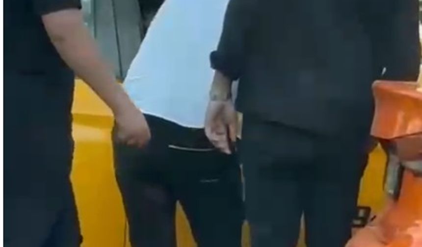 Trafikte tartıştığı taksi şoförünü yumrukladı; o anlar kamerada