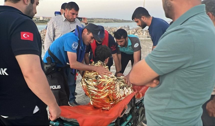 Van Gölü'nde akıntıya kapılan genci deniz polisi kurtardı
