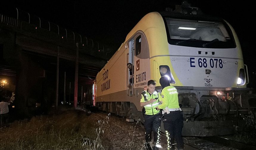 Yolcu treni, sürücüsünün raylara bırakıp kaçtığı otomobile çarptı