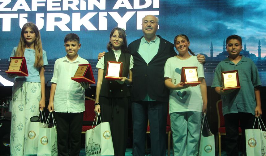 Adana'da 'Demokrasi Nöbeti' tutuldu, şehitler dualarla anıldı