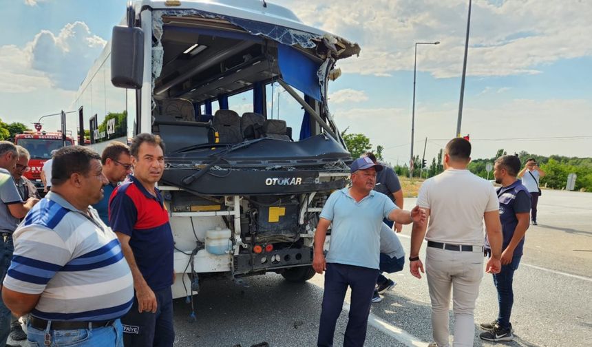 Afyonkarahisar’da yolcu midibüsü ile TIR çarpıştı; 7 yaralı