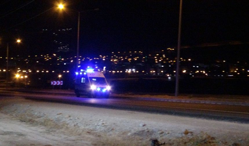 Aydınlatma direğine çarpan motosikletin sürücüsünün bacağı koptu