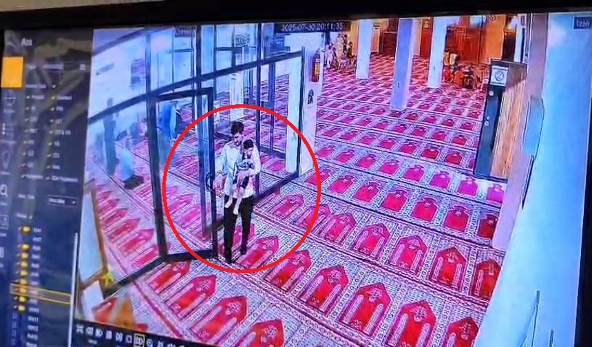 Babasıyla gittiği camide namaz kılarken uyuyakaldı, o anlar kamerada