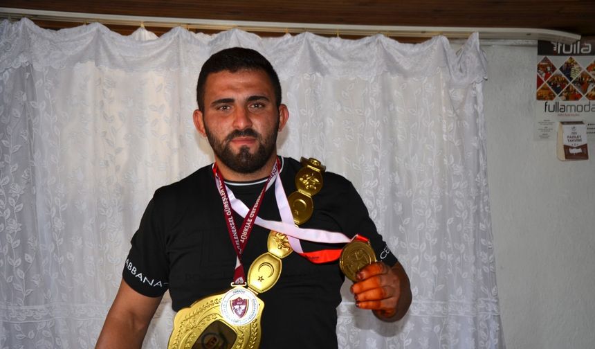 Başpehlivanlık ünvanını kazandı, babasının mezarını ziyaret etti