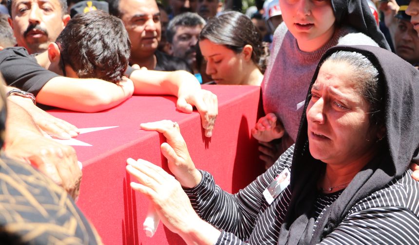 Elinde oyuncağı, şehit babasının tabutuna sarılıp gözyaşı döktü / Ek fotoğraflar