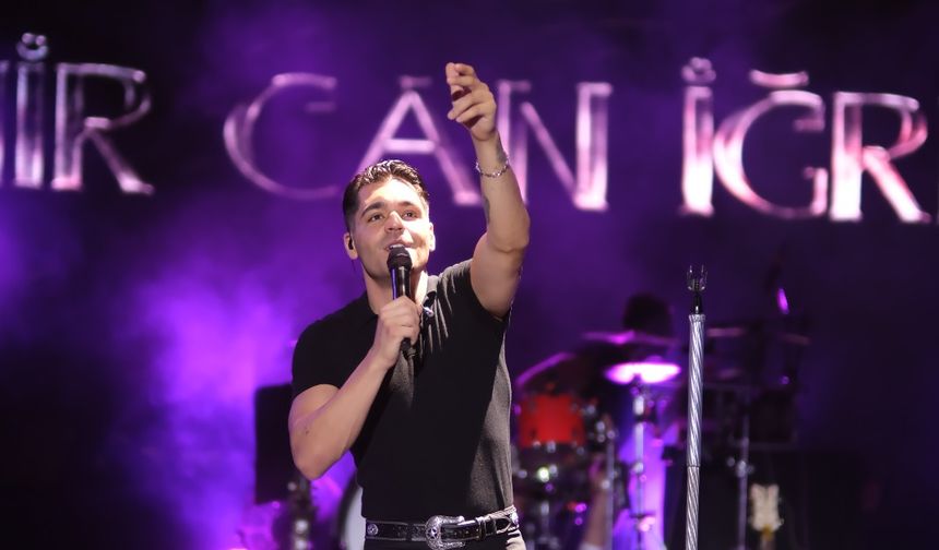 Emir Can İğrek, Akşehir Açık Hava Tiyatrosu’nda sahne aldı