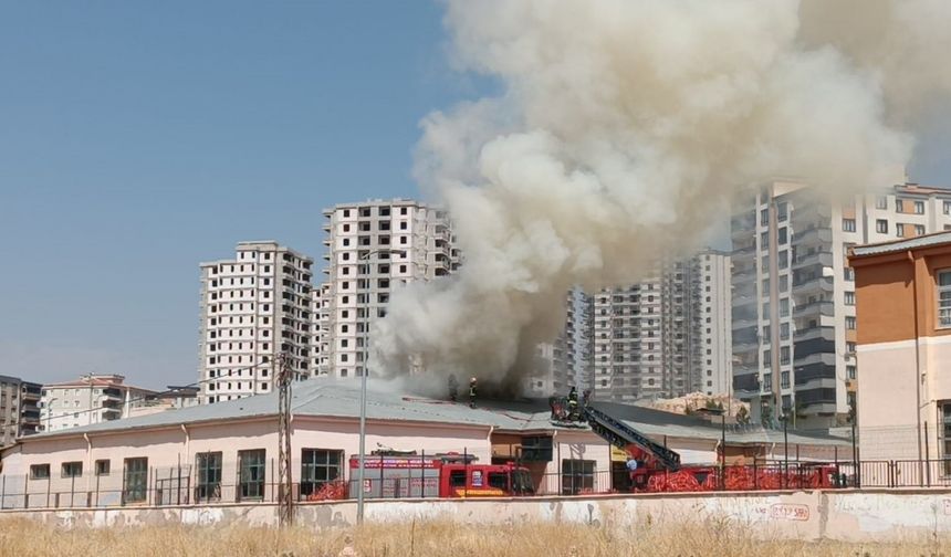 Gaziantep'te meslek lisesinde yangın