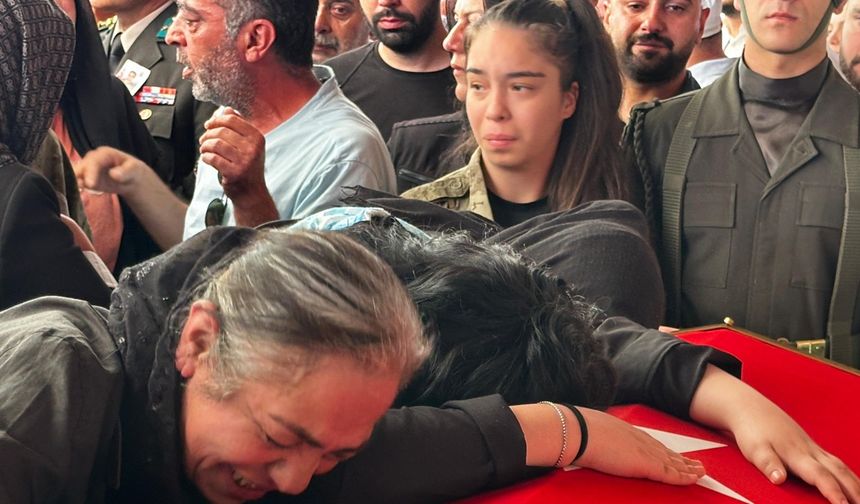 İstanbul- Şehit Piyade Sözleşmeli Er Gültekin cenazesi evinden alındı  / Ek görüntü