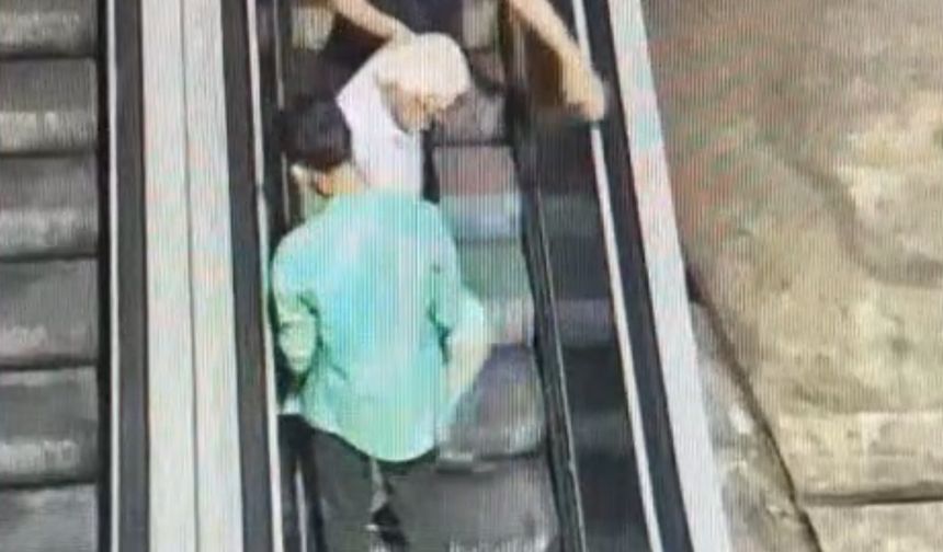İstanbul - Taksim'de 67 yaşındaki adamın boğazını sıkıp gasbettiler; o anlar kamerada