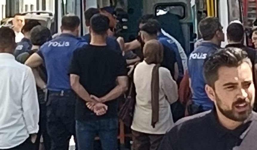 2 kardeş, kaldırımda yürüyen 2 kişiyi bıçakladı