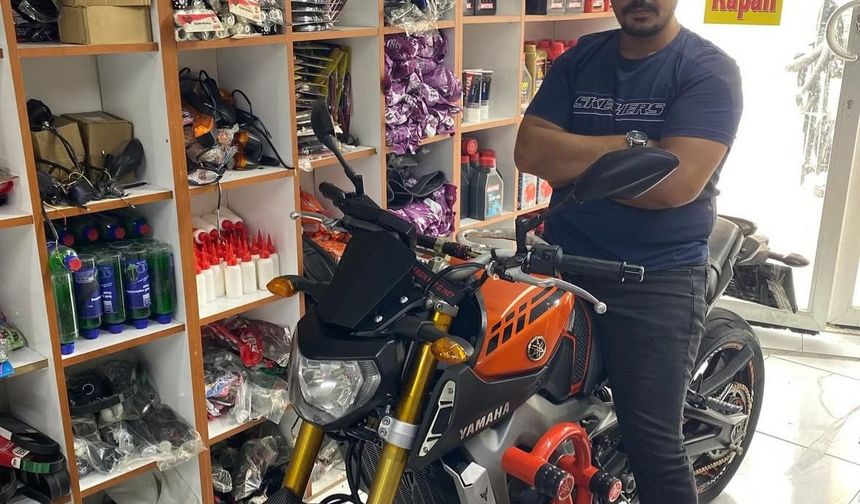 Adana'da refüje ve aydınlatma direğine çarpan motosikletin sürücüsü öldü