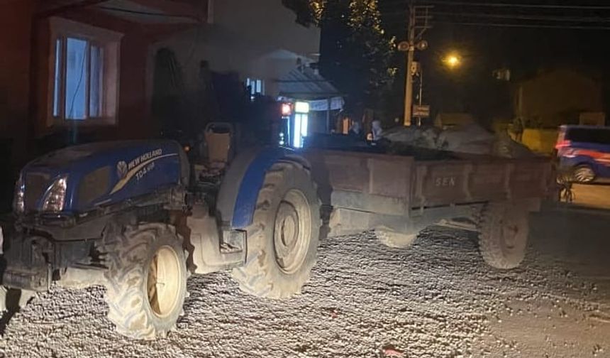 Babasının kullandığı traktörün altında kalan Batu, ağır yaralandı