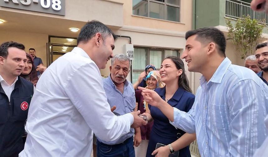 Bakan Kurum, depremzede aileyi ziyaret etti