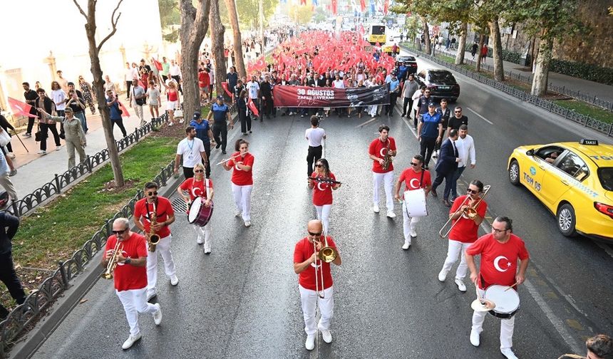 Beşiktaş'ta Zafer Bayramı yürüyüşle kutlandı