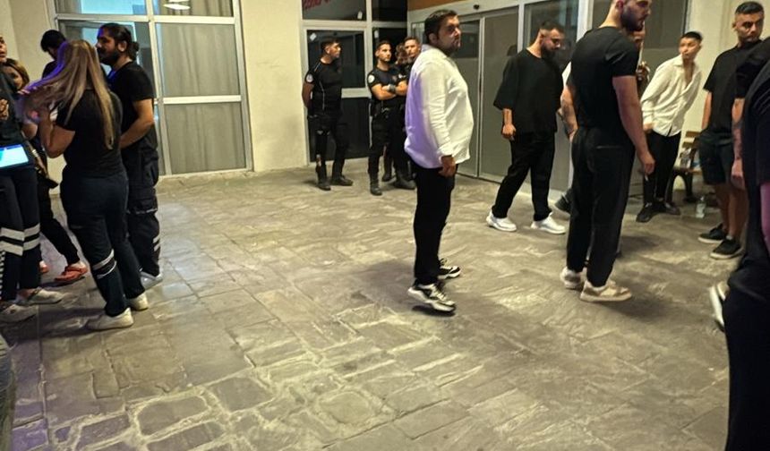 Çeşme'de eğlence mekanında taşkınlık çıkarıp, işletmeciyi ayağından vurdular