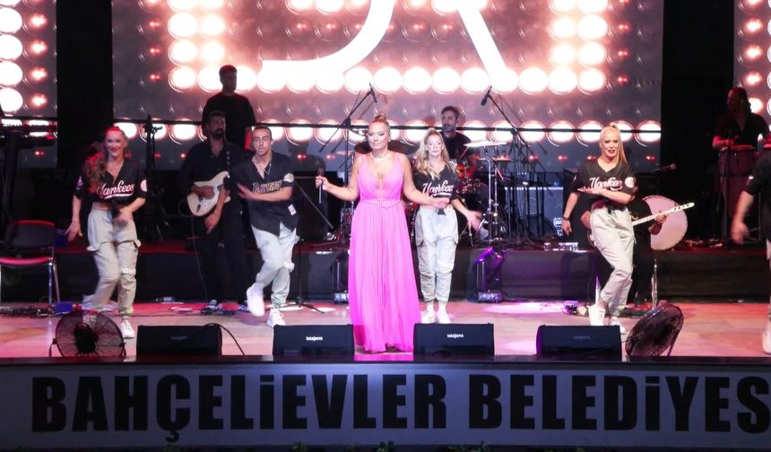 Demet Akalın, Bahçelievler'de sahne aldı