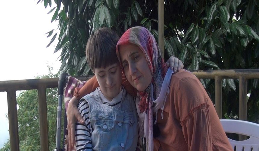 Down sendromlu Zümra’yı sırtında taşıyan annesi ve teyzesinden yol isteği