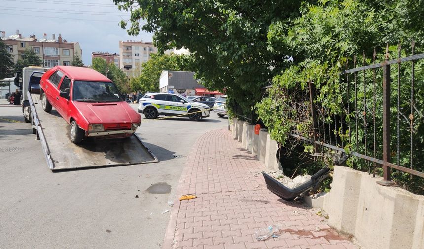 Ehliyetsiz sürücü kaçtı, otomobili durdurmak isteyen polis yaralandı