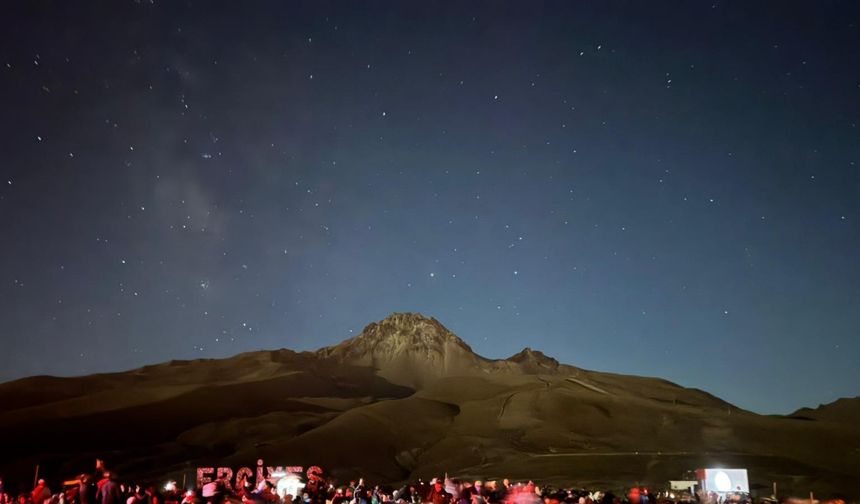 Erciyes'te 2 bin 650 metre yükseklikte meteor yağmuru