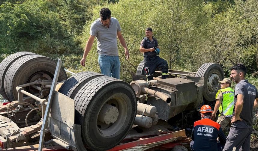 Erzurum'da İran plakalı TIR devrildi; şoför öldü