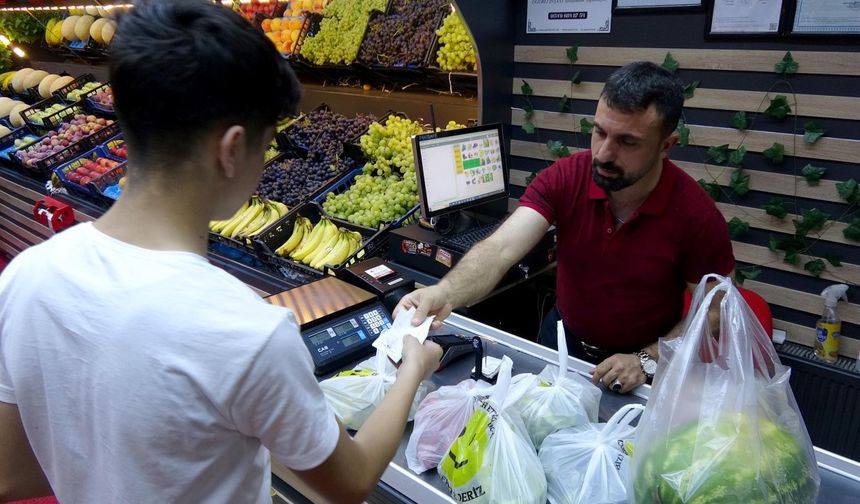 Erzurumlu manav, iş yerine 2 poşet dolusu çorap bırakan kadını arıyor