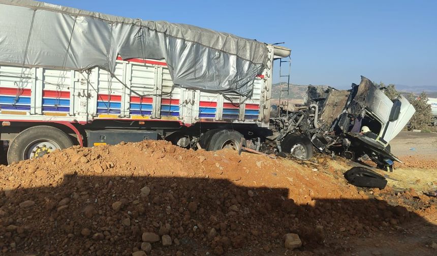 Gaziantep'te arpa yüklü TIR yandı; şoför yaralı