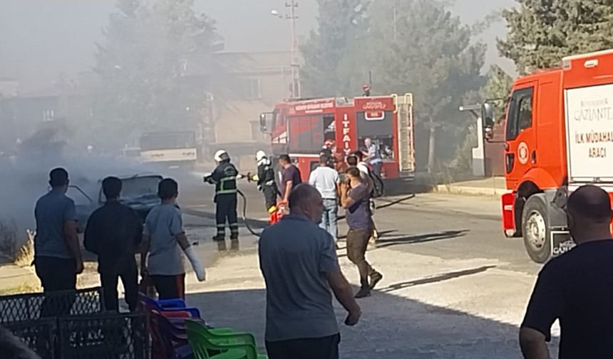 Gaziantep'te seyir halindeyken alev alan otomobil yandı