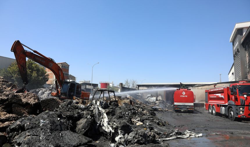 Gaziantep'te yanan geri dönüşüm fabrikasındaki hasar görüntülendi