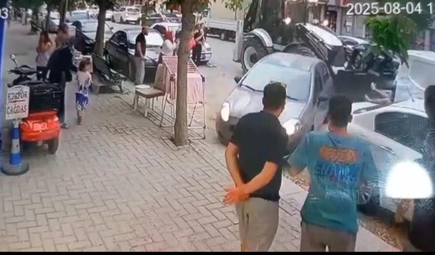 İş makinesinin 5 otomobil ve 2 yayaya çarptığı kaza kamerada