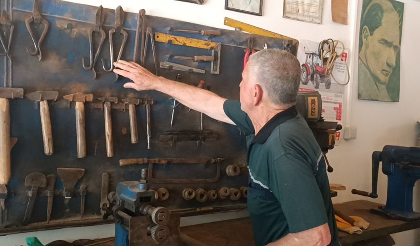İş yeri yıkılan depremzede, 60 yıllık mesleğini prefabrik dükkanda sürdürüyor