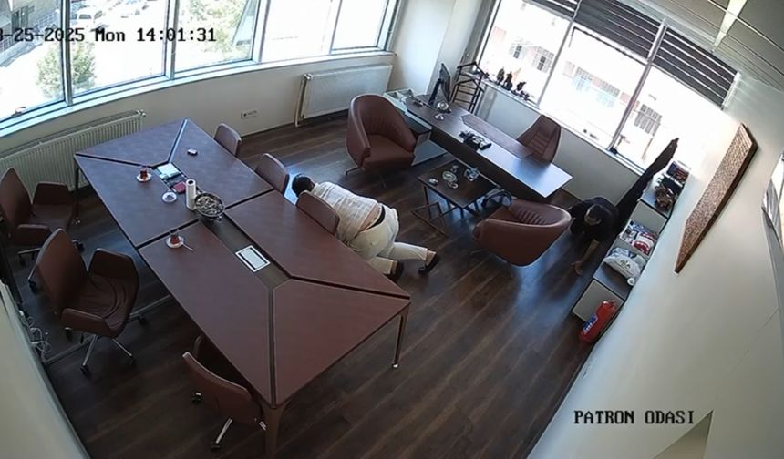 İstanbul - Bağcılar'da kumaş firmasına silahlı saldırı kamerada; yere yatıp kurtuldular