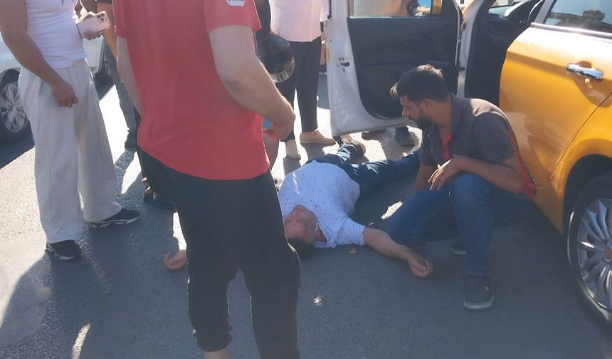 İstanbul - Beyoğlu'nda seyir halindeyken rahatsızlanan taksi şoförü aracını kenara çekip yola uzandı