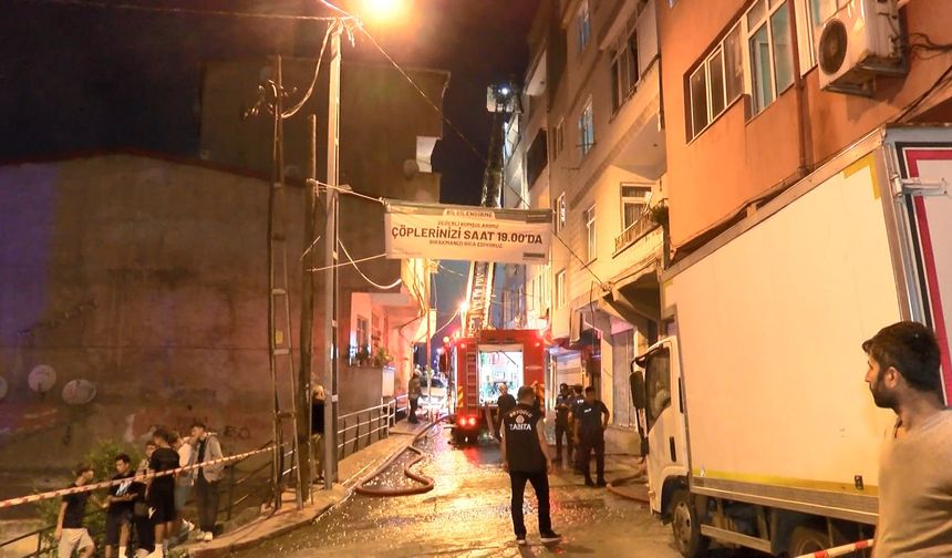 İstanbul - Beyoğlu'nda yangın çıkan dairedeki tüp patladı, mahalle halkı sokağa döküldü