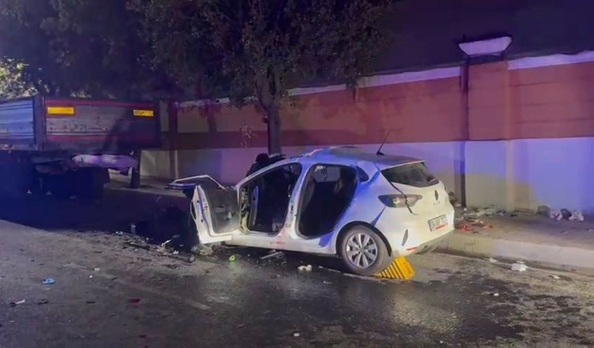 İstanbul -Büyükçekmece'de otomobil park halindeki TIR'a çarptı: 1 ölü, 4 yaralı