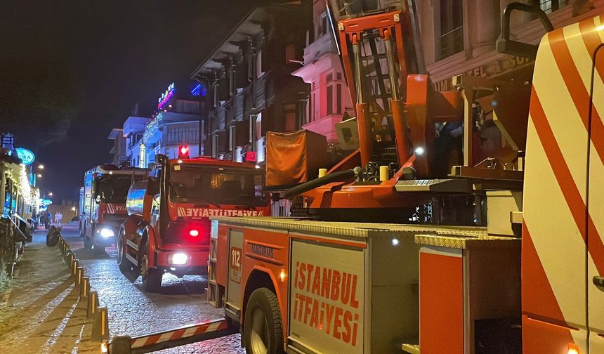 İstanbul - Fatih'te otelde çıkan yangın söndürüldü